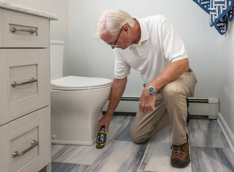 Tècnic reparant una instal·lació al lavabo d'un habitatge
