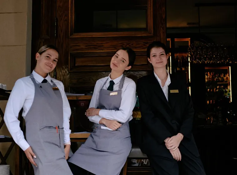 Equip de sala d'un restaurant abans del servei